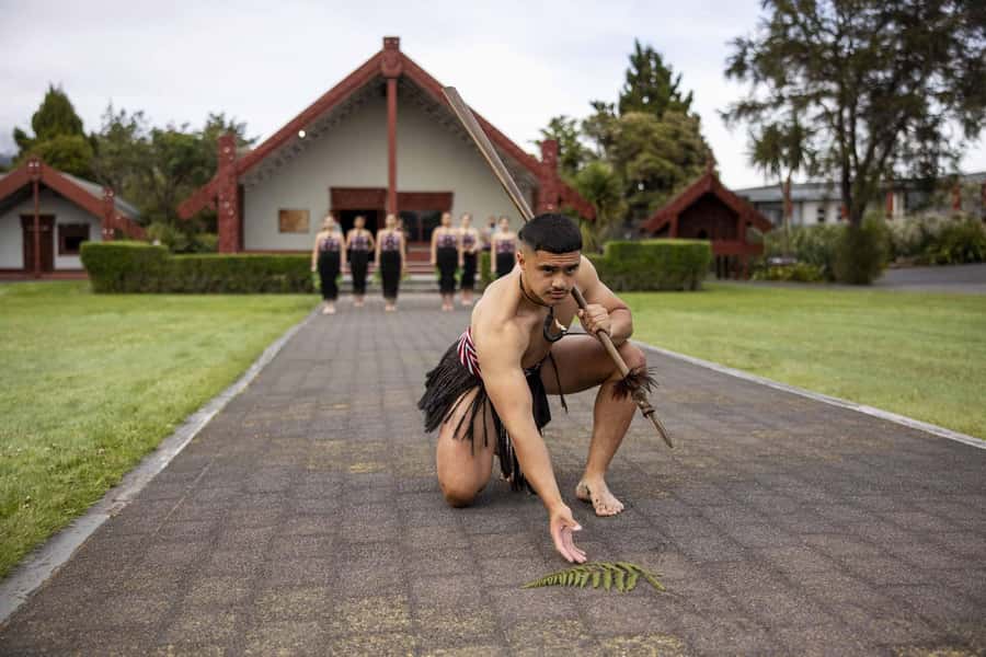 Te Puia: Te Rā Guided Day Tour and Haka Performance - Pōhutu Geyser and the power of the ground