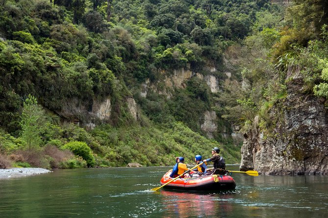 The Awesome Scenic Rafting Adventure - Full Day Rafting on the Rangitikei River - The opening river section and two class III rapids