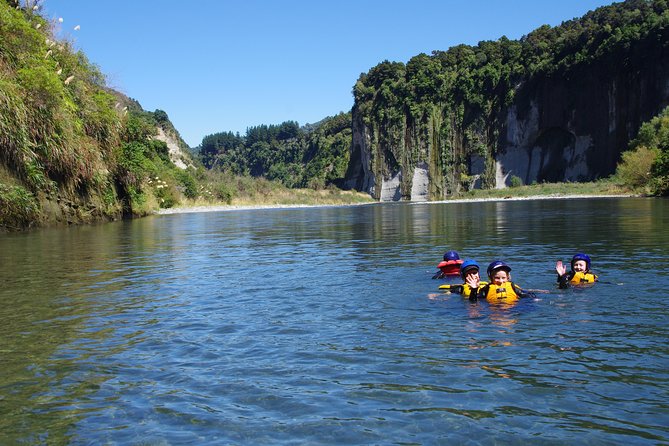 The Awesome Scenic Rafting Adventure - Full Day Rafting on the Rangitikei River - A riverside picnic in the middle of the day