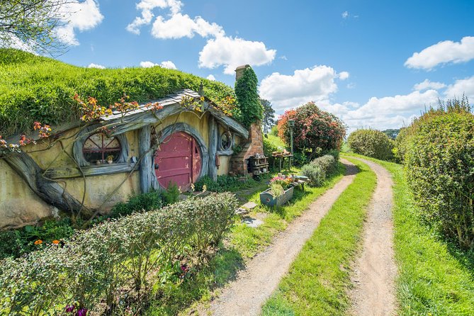 The Hobbiton Movie Set Small-Group Guided Tour from Auckland - How the guides shape the day