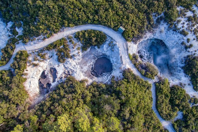 Wai-O-Tapu Thermal Wonderland, Rotorua, New Zealand - Photo stops and the New Zealand bush