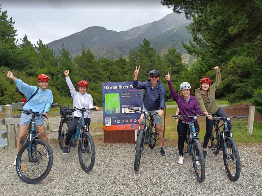 Wānaka And Hāwea: Trail Ride on Bike or E-Bike - Albert Town makes a sensible halfway break